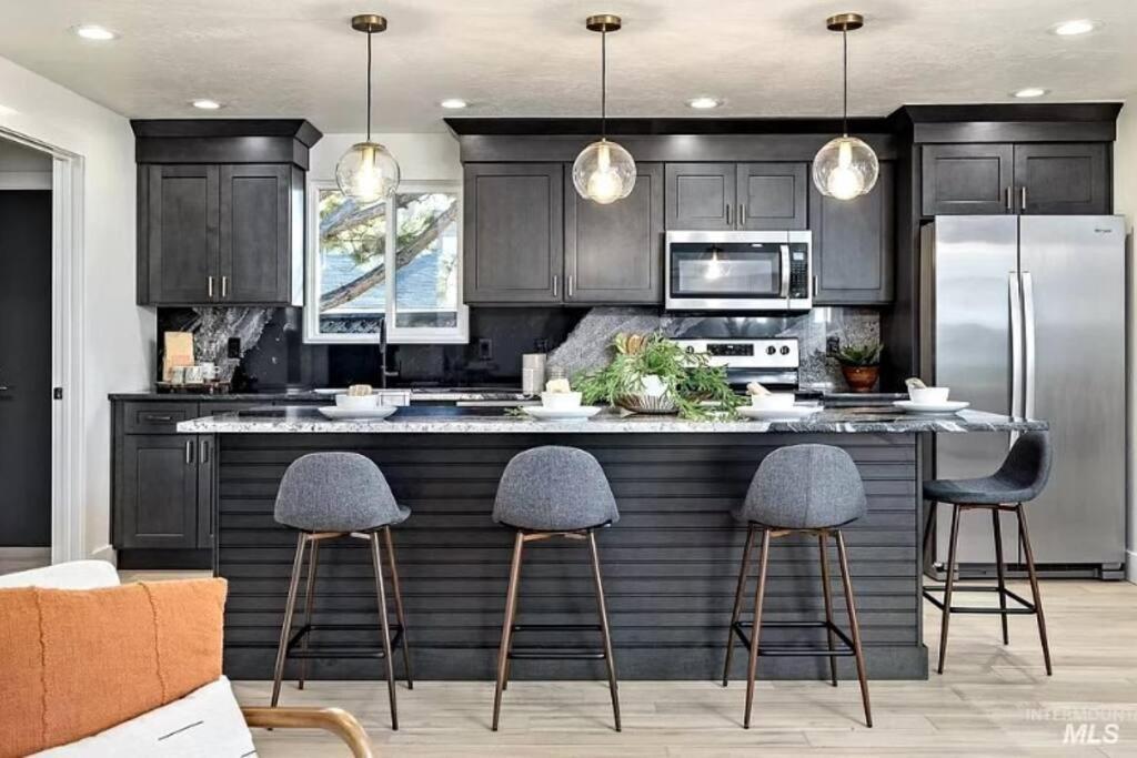 Mid Century Modern Boise-River Bungalow W/ Hot Tub Bagian luar foto