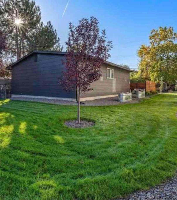 Mid Century Modern Boise-River Bungalow W/ Hot Tub Bagian luar foto